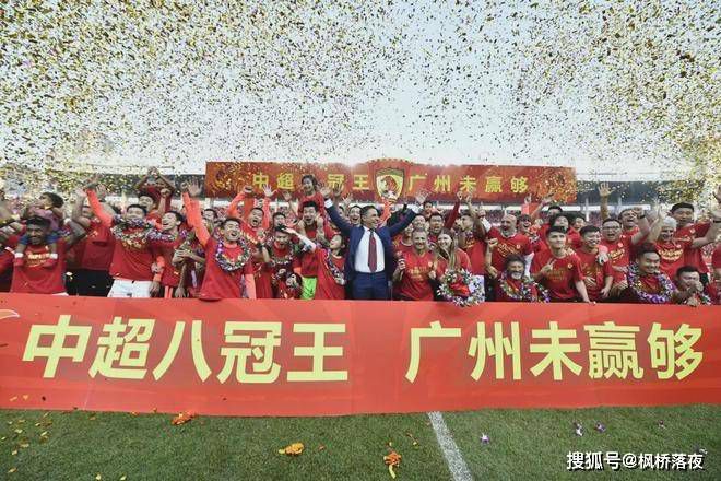 暖暖的色调、绚烂的天台落日，与淡粉色的光晕一同包裹着耿耿余淮的青春记忆